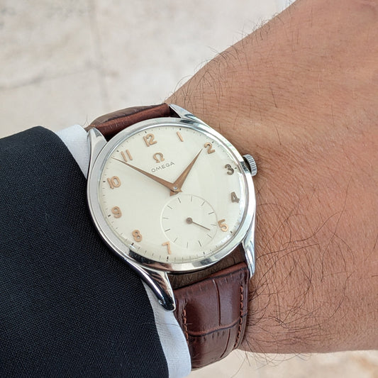 Omega Jumbo referenza 2505-10 indossato al polso, con quadrante chiaro, numeri arabi applicati, piccoli secondi e cinturino in pelle marrone.