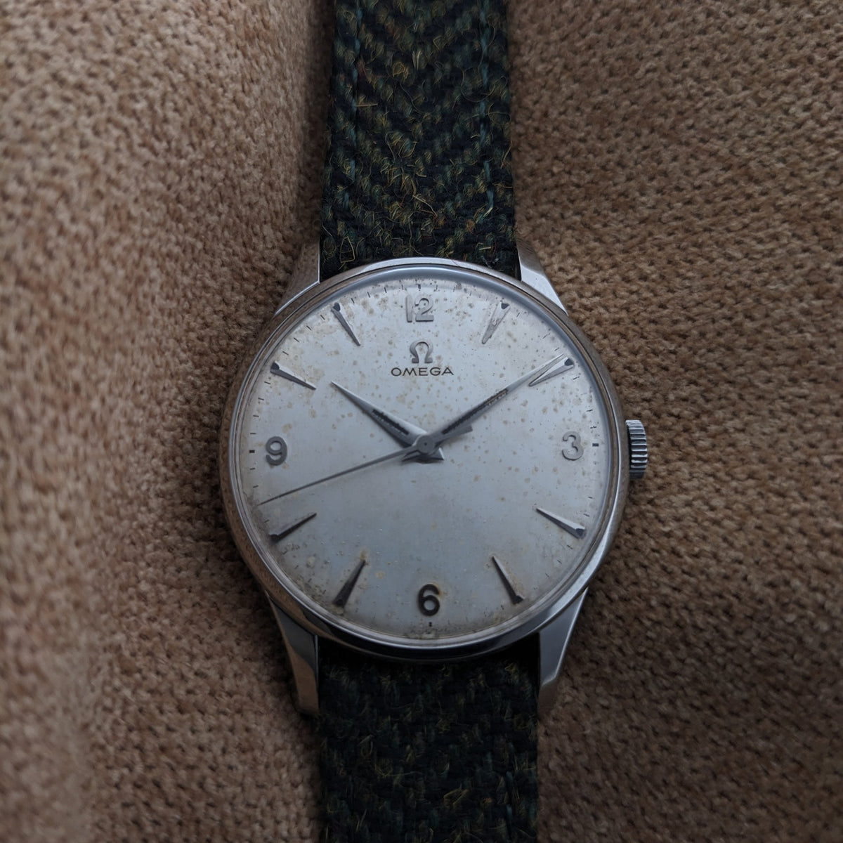 Frontansicht der Omega Classic Referenz 2810-2 SC zeigt das helle Zifferblatt, Omega-Logo, arabische Ziffern und spitze Zeiger.