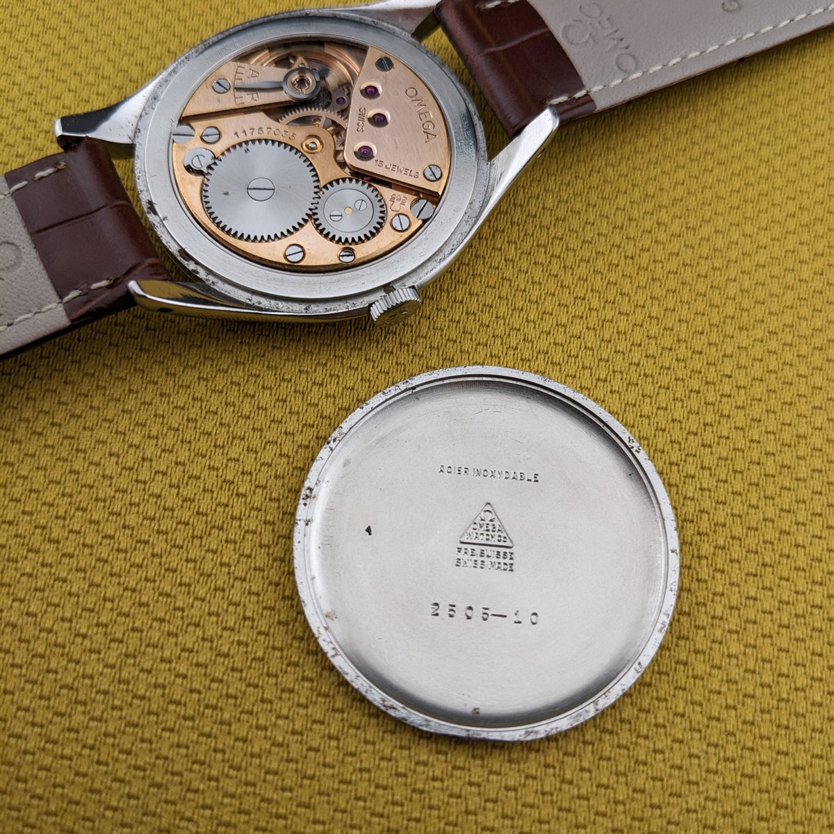 Omega Jumbo Referenz 2505-10 mit freigelegtem Werk und abgenommenem Gehäuseboden, inklusive sichtbarer Stempelmarkierungen.