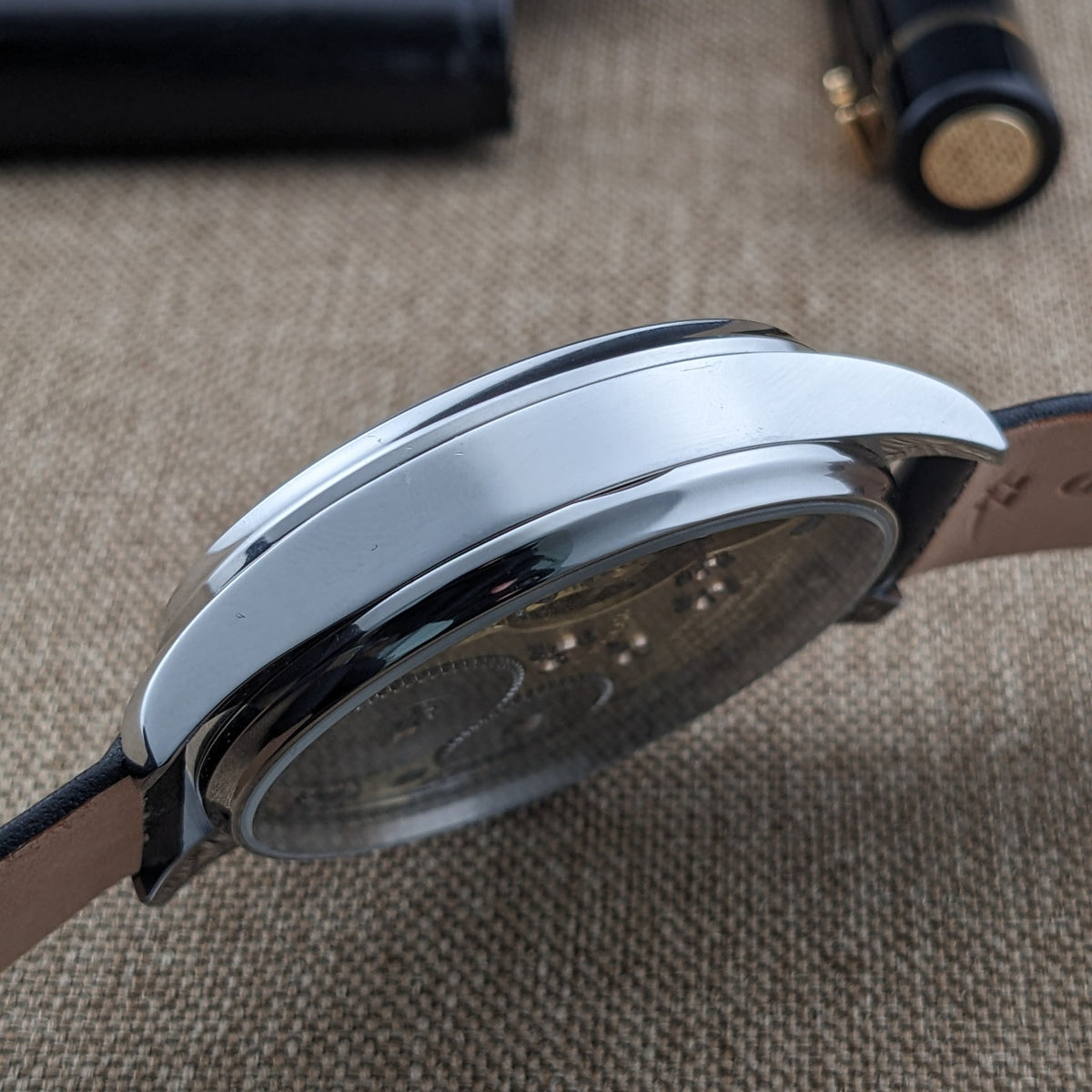 Seitenprofil der Deutsche Präzisionsuhr „Original Glashütte”, hebt den polierten Gehäuserand und das transparente