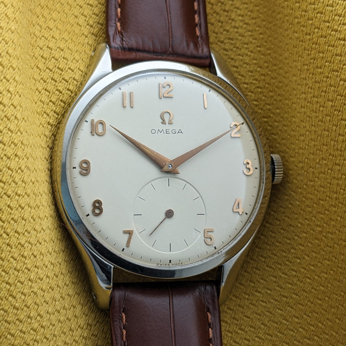 Frontalansicht des Omega Jumbo Referenz 2505-10 Zifferblatts, zeigt das Omega-Logo, arabische Ziffern, Minutenanzeige und kleine Sekunde.