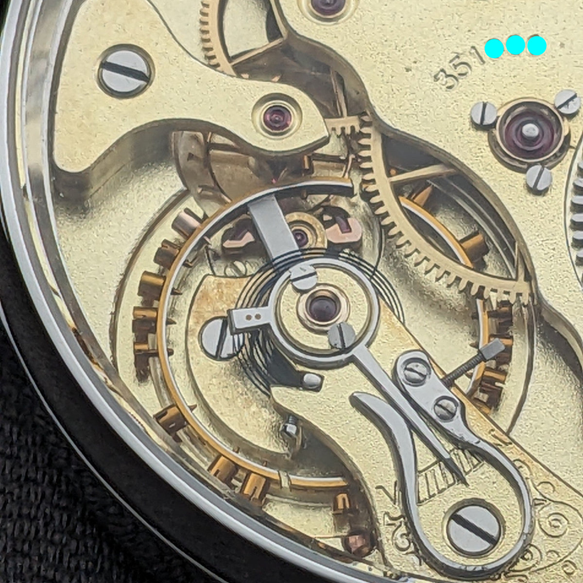Makroansicht des Uhrwerks mit Unruh, Brücken, Schrauben, Steinen und Zahnrädern in der Deutsche Präzisions-Uhrenfabrik Glashütte Uhr.
