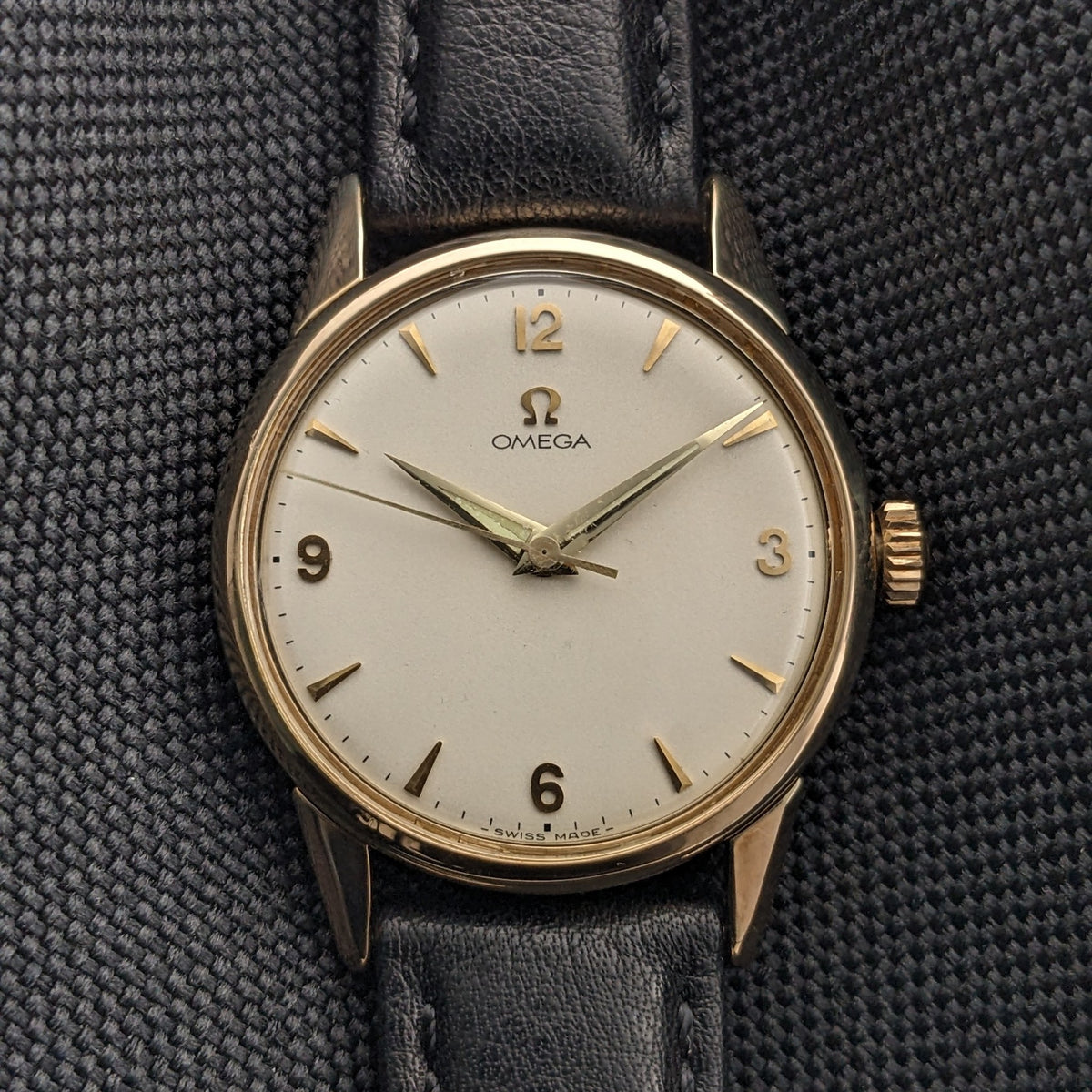 Gros plan sur le cadran de l'Omega Classic référence 14392-61-SC avec logo Omega, aiguilles et index dorés, chiffres arabes à 12, 3, 6 et 9.