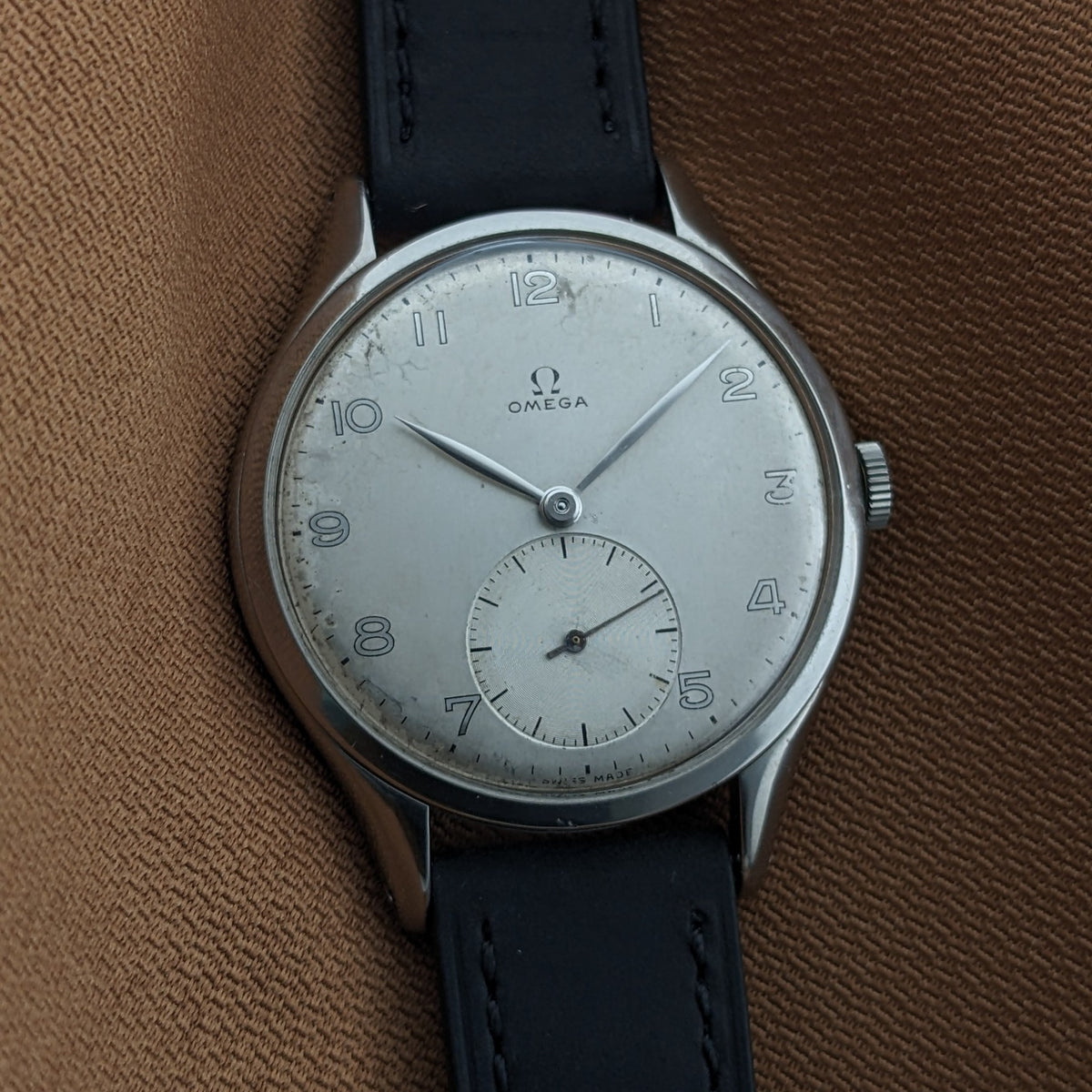 Front-facing Omega Jumbo reference 2505-5 with silver-toned dial, Arabic numerals, central hands, and a six o'clock seconds subdial.