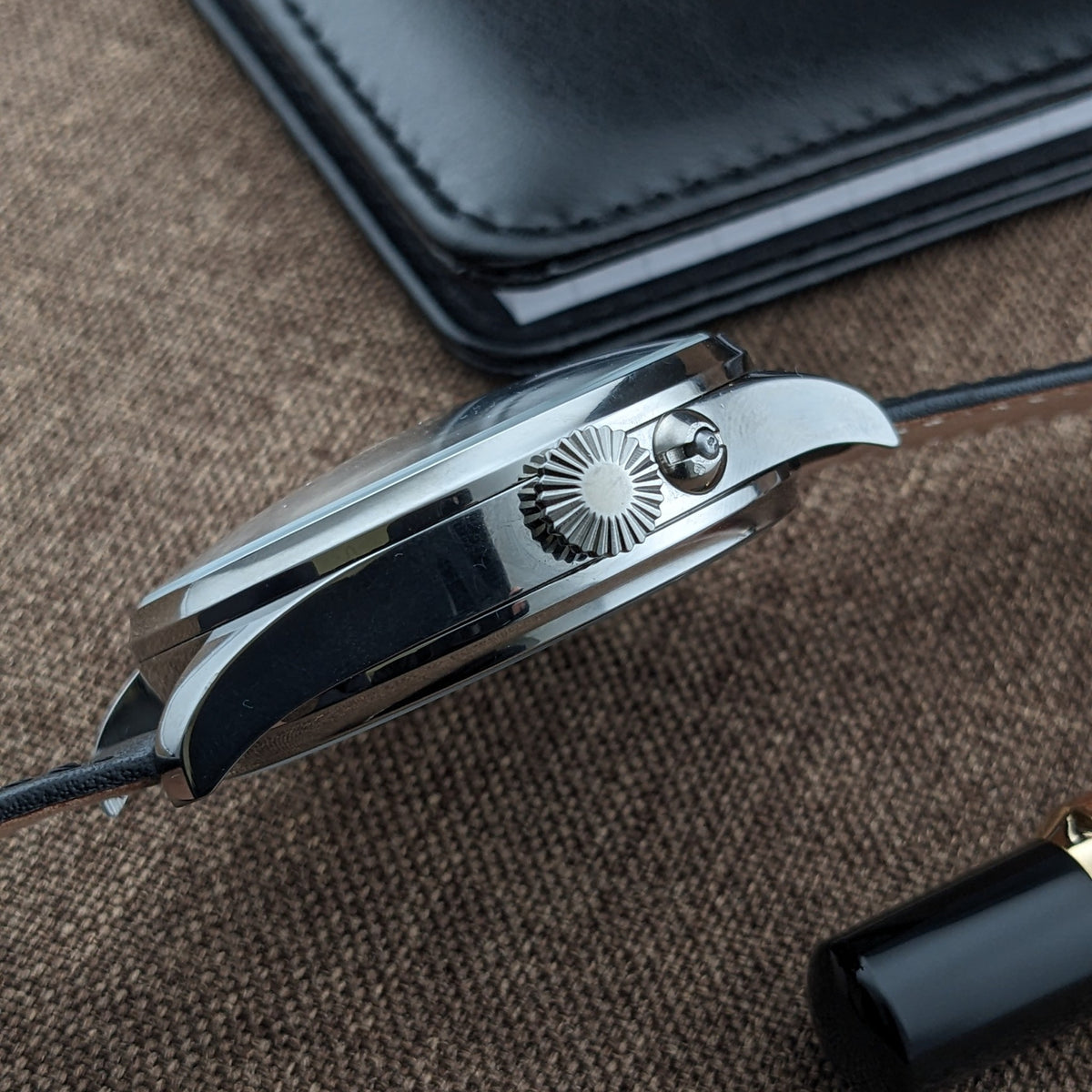 IWC Schaffhausen केस का साइड व्यू, फ्लूटेड क्राउन, पॉलिश बेज़ल, घुमावदार लग्स और पट्टा अटैचमेंट को हाइलाइट करता हुआ।