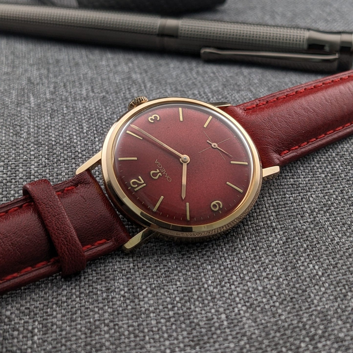 64 Years Old Omega Classic / Ref. 121.002-62 / Cal. 269 / Red Dial / Vintage Watch from 1962 / Serviced vintage watch