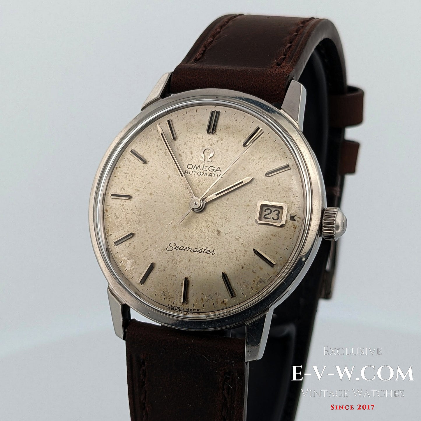 Omega Seamaster Automatic | Ref. 166.002 | Cal. 562 | Vintage 1966 | Serviced Vintage Omega Seamaster watch with brown leather strap on a light gray background