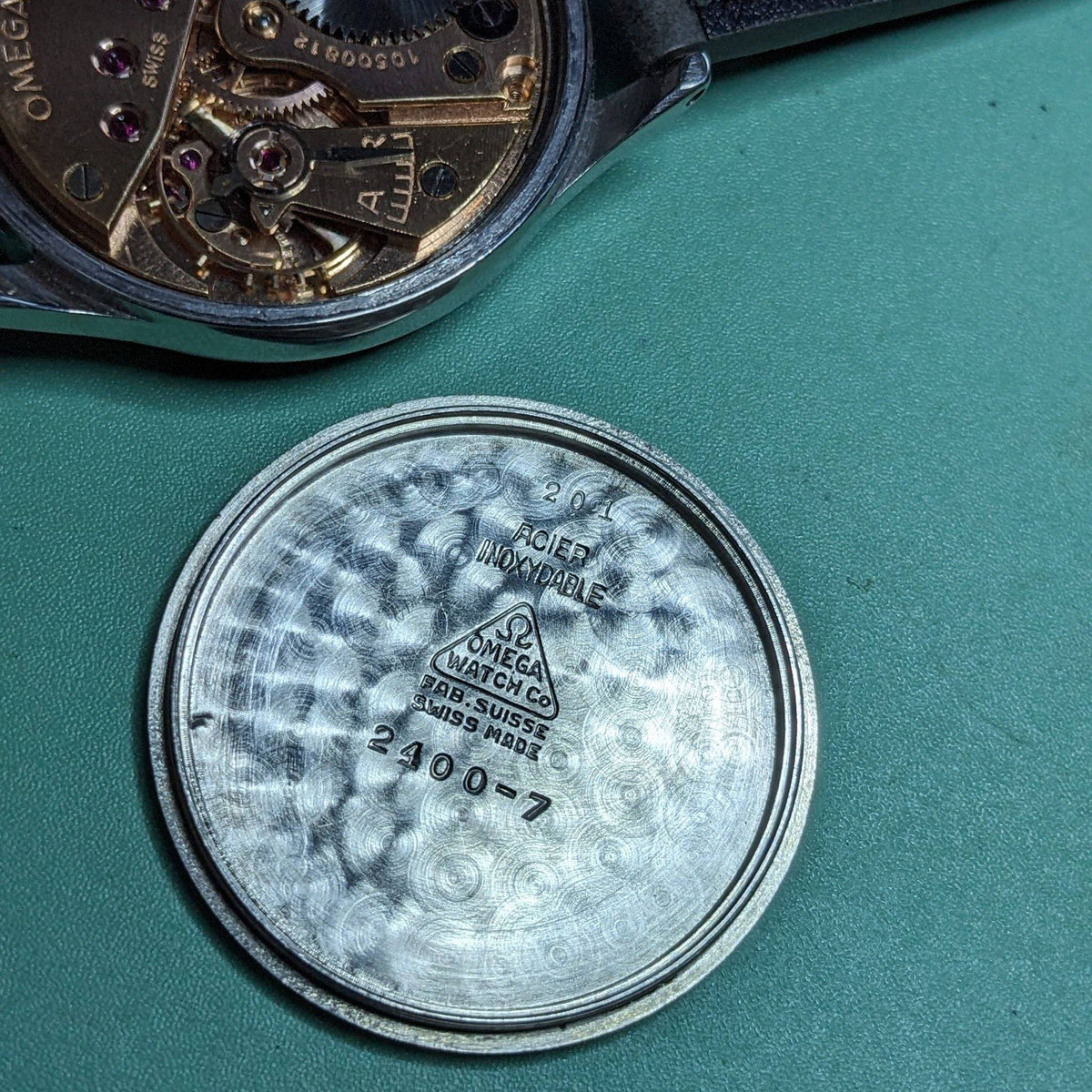 Montre WWII Omega Suveran Bullseye 2400-7 Vintage 1945 / Révisée