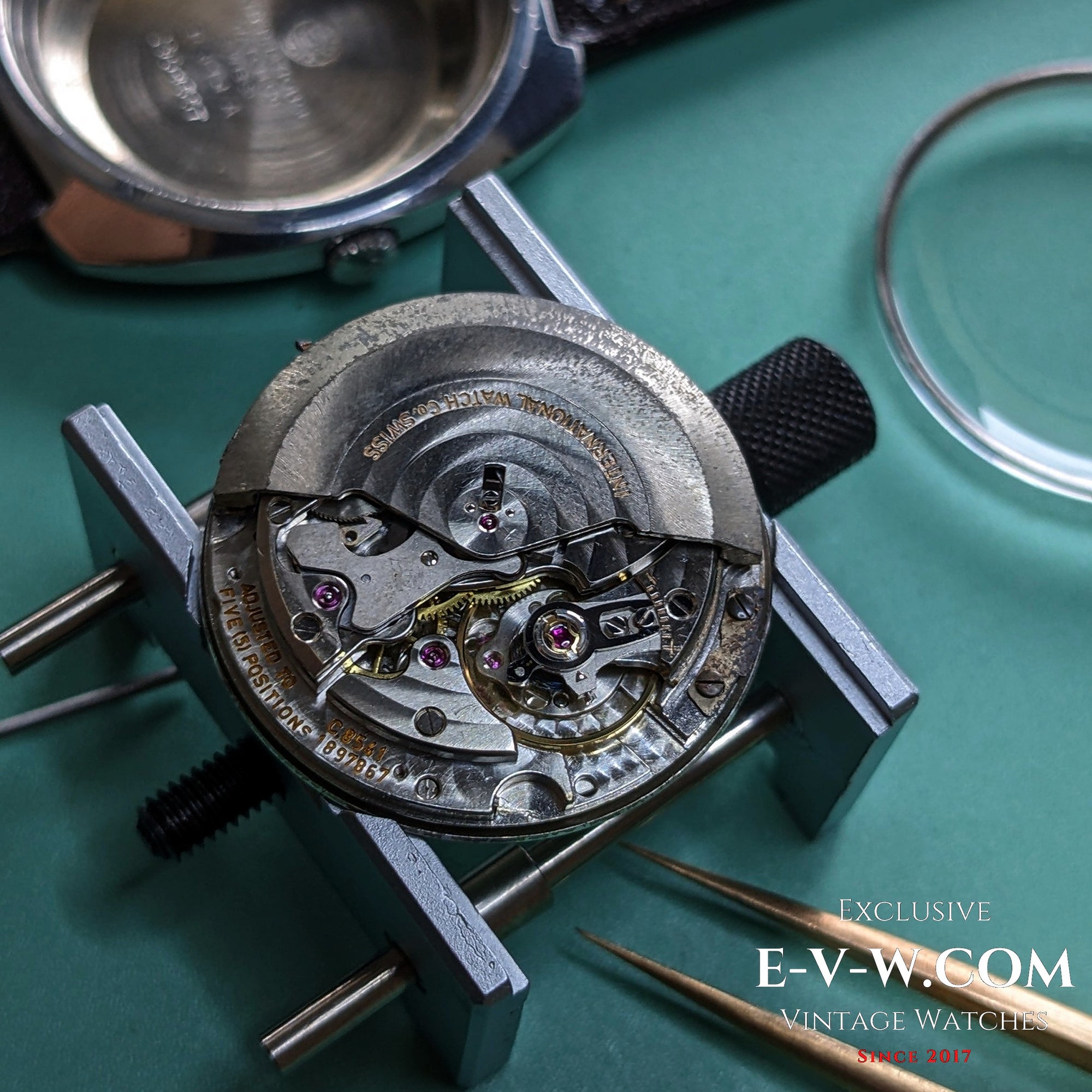 57 anni — IWC Schaffhausen — Rif. R814A — Cal. 8541 — Annata 1968 — Revisionato