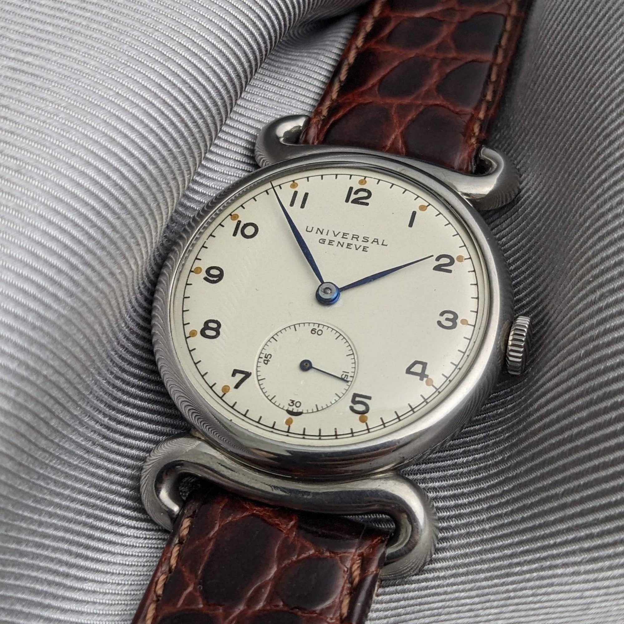 Orologio vintage Universal Genève della seconda guerra mondiale, 80 anni, del 1945, con calibro 262 / anse a granchio / revisionato /