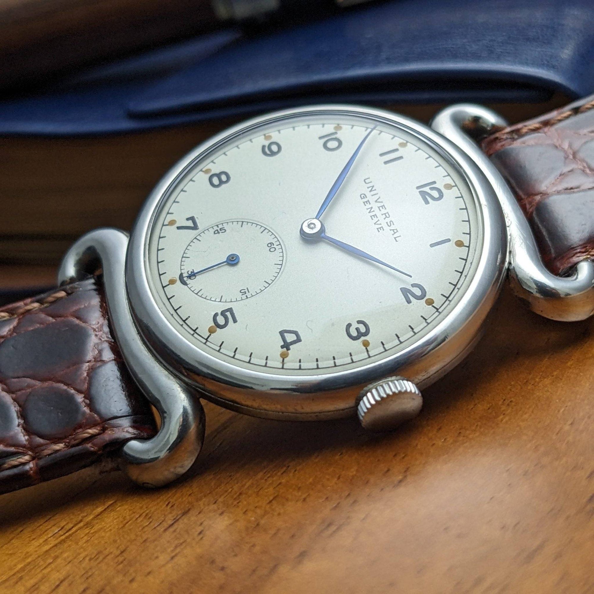 Orologio vintage Universal Genève della seconda guerra mondiale, 80 anni, del 1945, con calibro 262 / anse a granchio / revisionato /