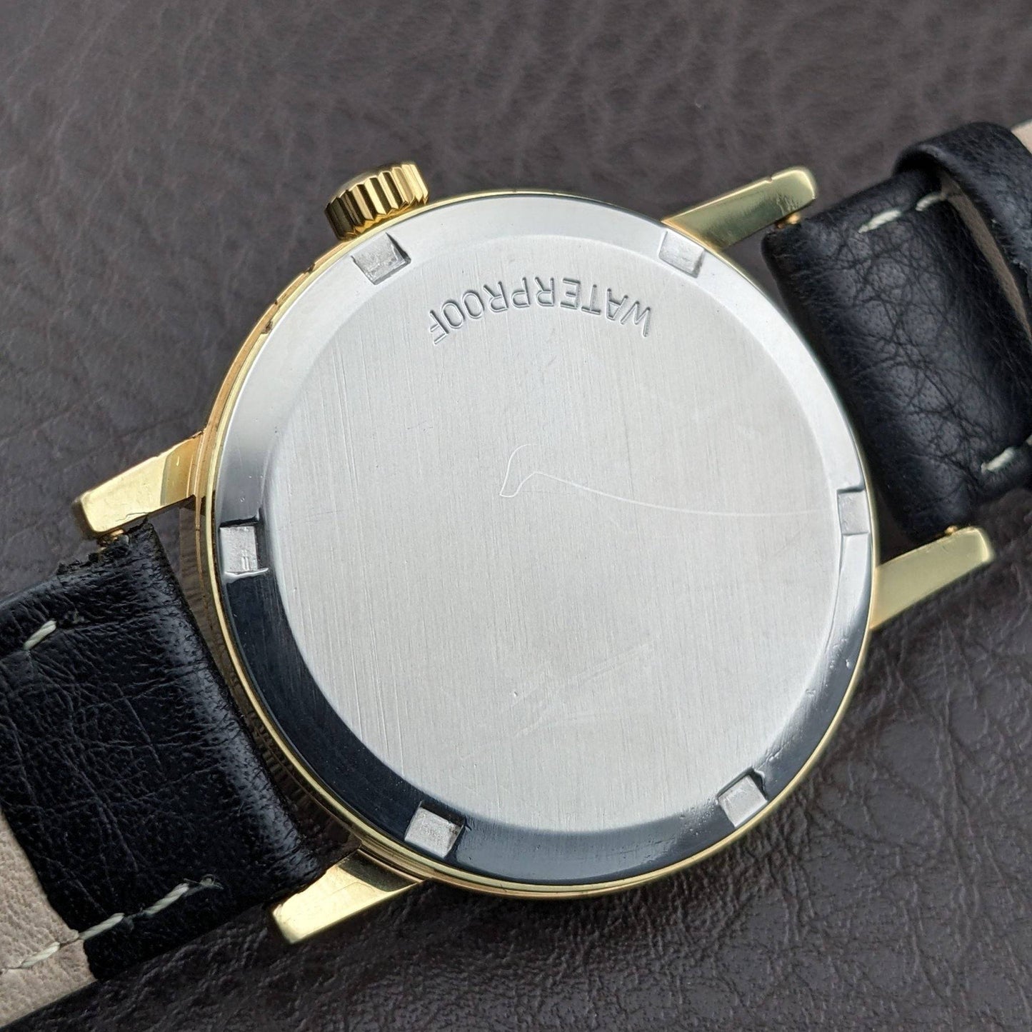 Omega Genève de 56 años chapado en oro con esfera rara con textura de corteza / Ref 135.070 / Reloj Vintage de 1970 con Cal 601 / Revisado