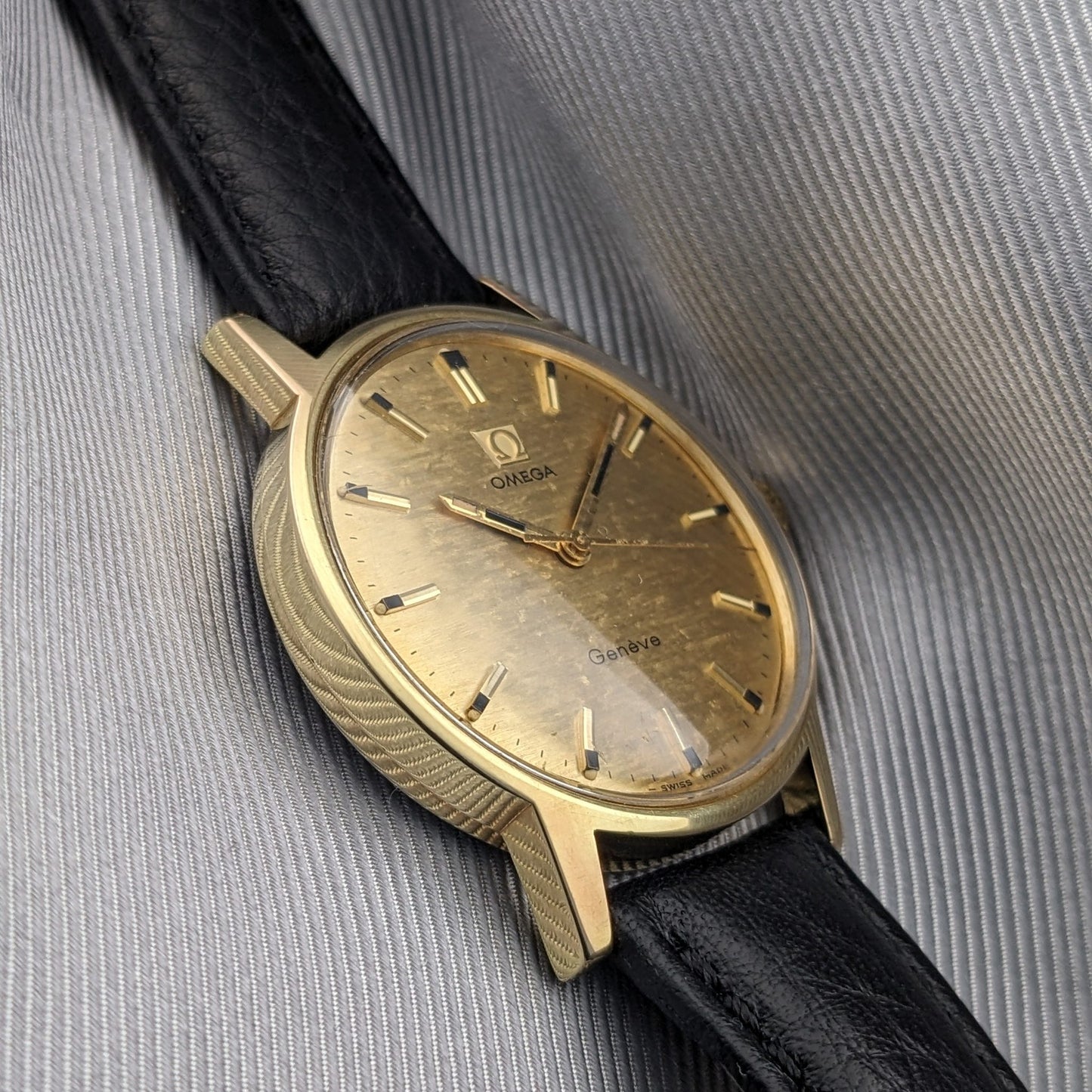 Omega Genève de 56 años chapado en oro con esfera rara con textura de corteza / Ref 135.070 / Reloj Vintage de 1970 con Cal 601 / Revisado