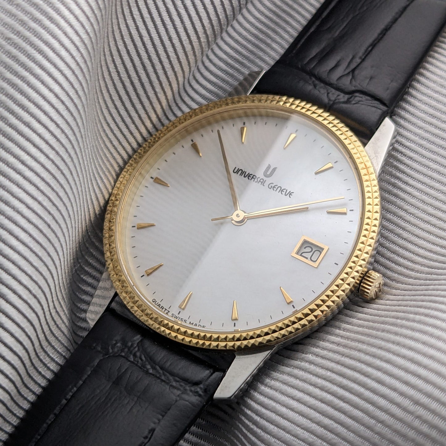 Universal Genève / Ref. 101.41.490 / Perlmutt Zifferblatt / Massives 18K Gold Lünette / Schweizer Quarz Kal. 955.412