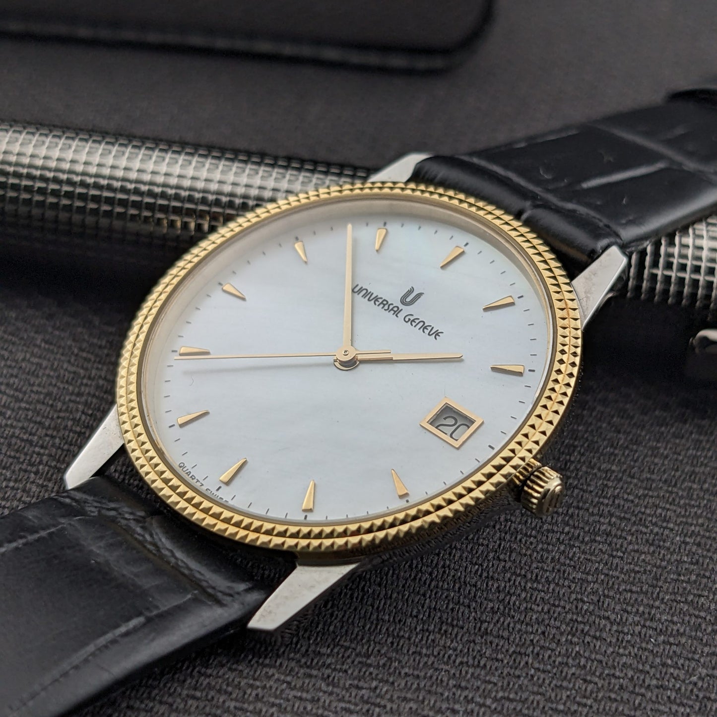 Universal Genève / Ref. 101.41.490 / Perlmutt Zifferblatt / Massives 18K Gold Lünette / Schweizer Quarz Kal. 955.412