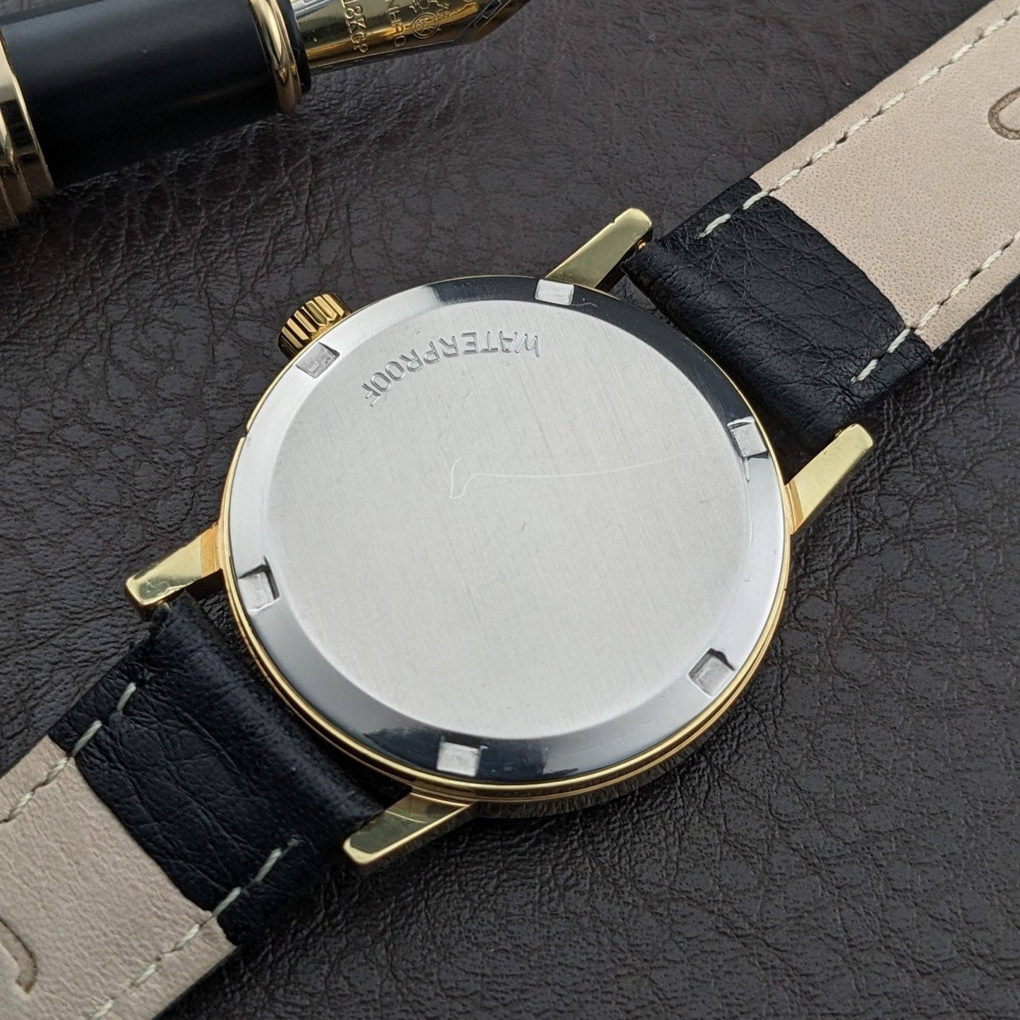 Omega Genève de 56 años chapado en oro con esfera rara con textura de corteza / Ref 135.070 / Reloj Vintage de 1970 con Cal 601 / Revisado