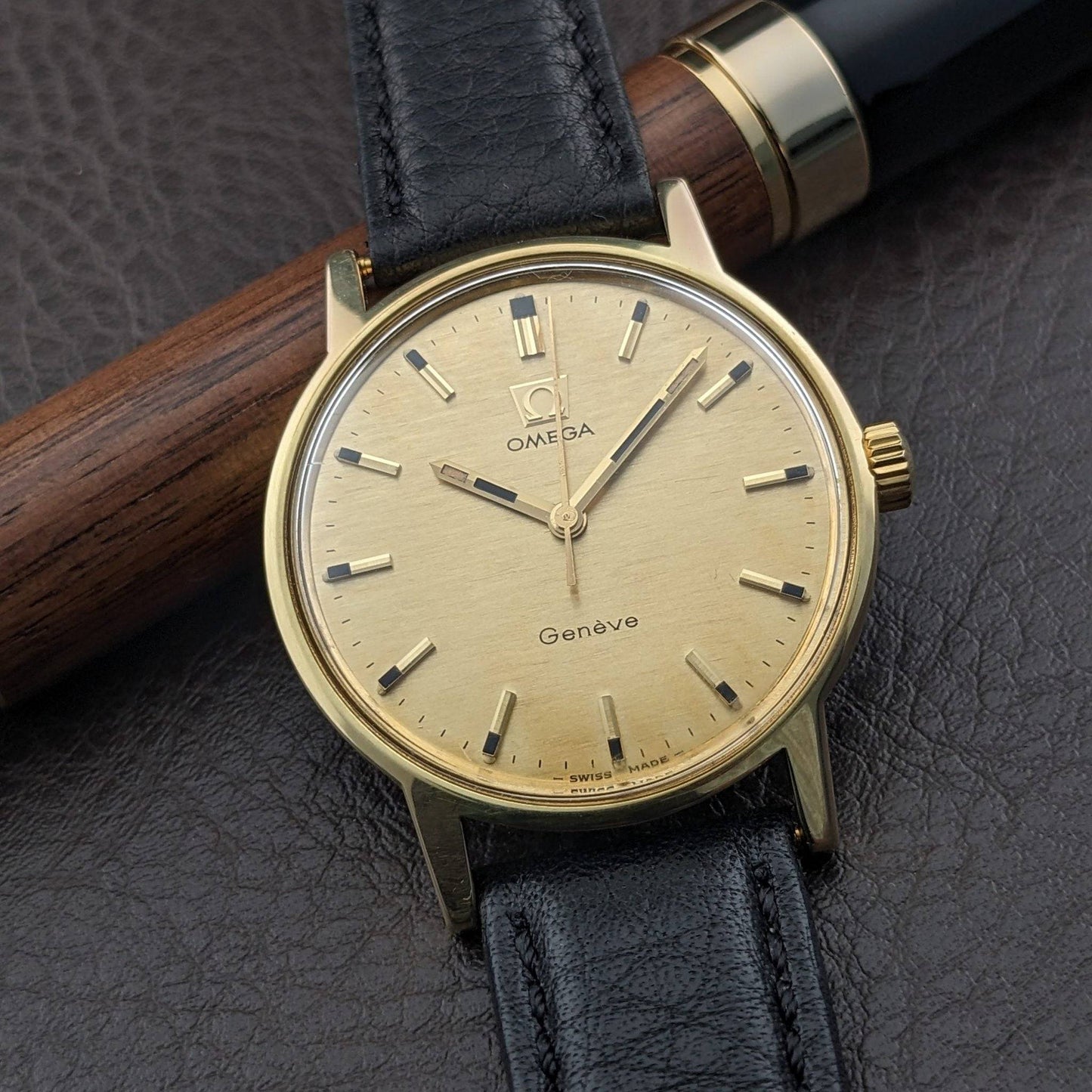 Omega Genève de 56 años chapado en oro con esfera rara con textura de corteza / Ref 135.070 / Reloj Vintage de 1970 con Cal 601 / Revisado
