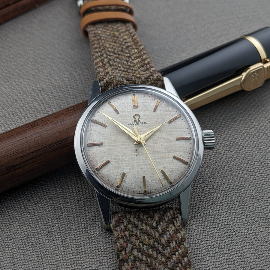 Cirka 65 år gammal / Omega Seamaster Ref 14390 61 SC / Sällsynt linnefärgad urtavla / Vintage 1961-klocka / Kaliber 285 urverk / Servad