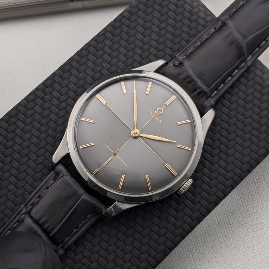 Circa 70 jaar oud / Omega / Ref 2609 16 / Jumbo 37,5 mm / Tweekleurige grafiet wijzerplaat met kruispatroon / Vintage 1954 horloge / Cal 266 uurwerk / Onderhouden