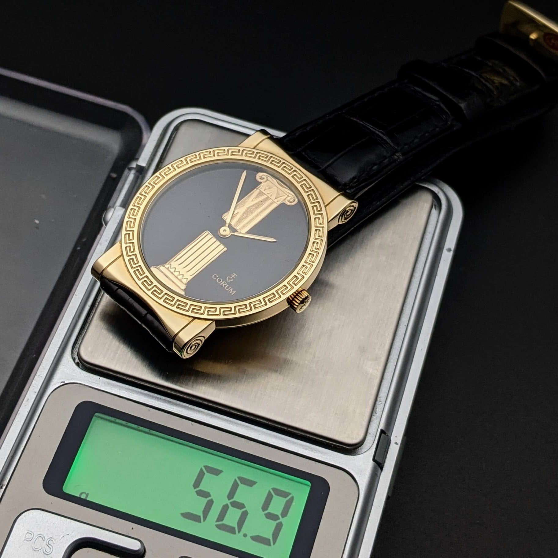 Wrist watch Corum 18k gold Limited Edition  55.610.56